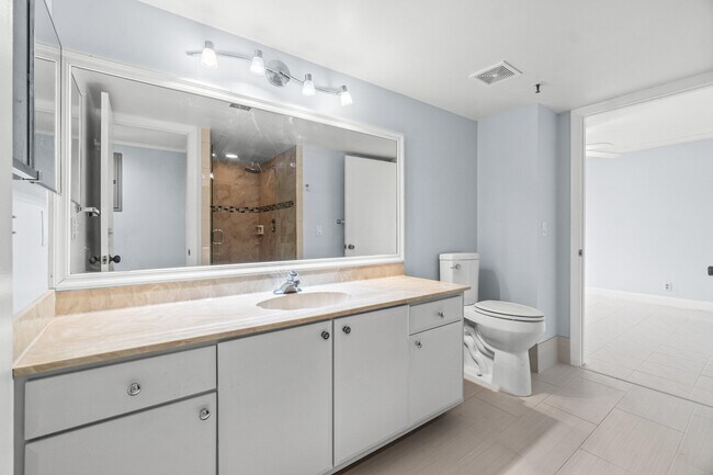 Building Photo - 14475 Strathmore Ln