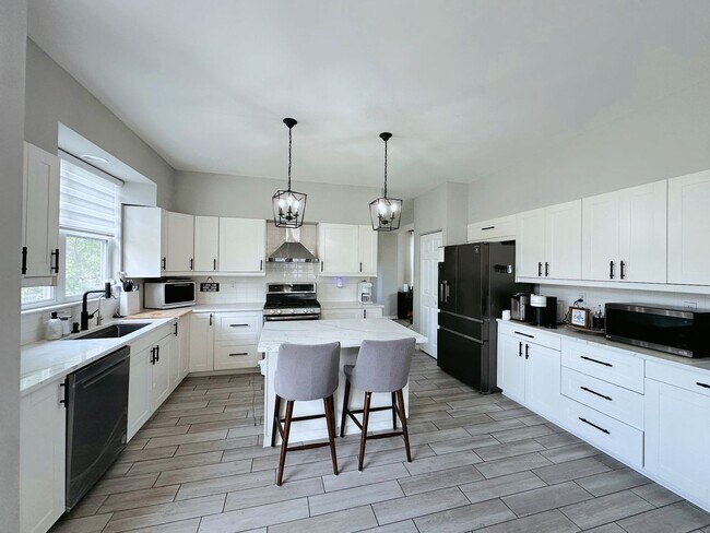 Building Photo - Updated 5 bedroom Kenosha home