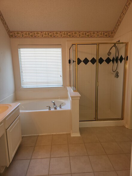 Second floor Master Bathroom - 7207 Juniper Dr