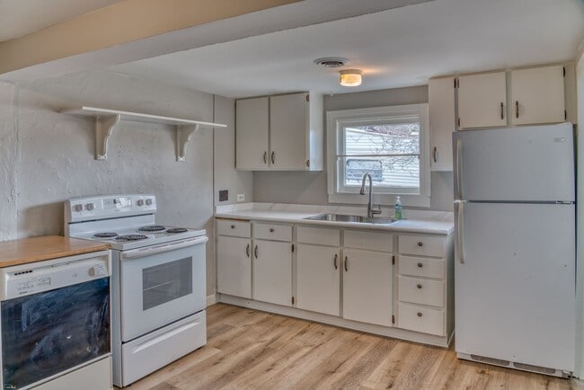 Building Photo - Crisp Remodeled 3-Bdr in Heart of Sisters!