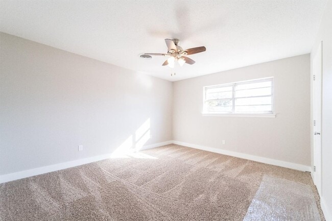 Building Photo - Great 3/2 with a Large Bonus Room