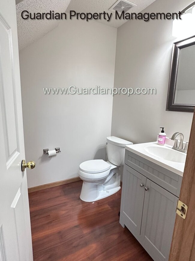 Building Photo - Shakopee Town Home, 2 Car Garage, 1.5 Baths, Patio, Dishwasher, W/D