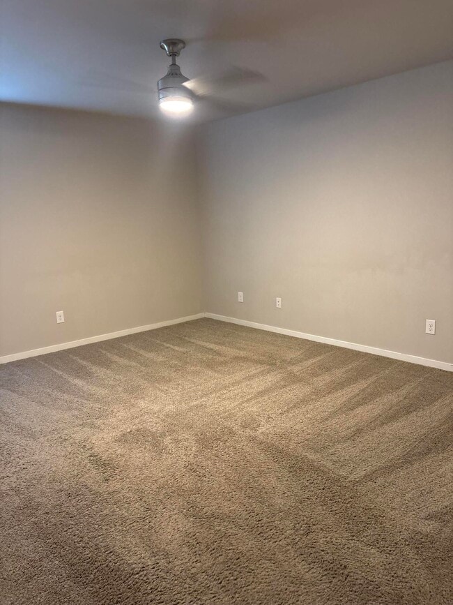 Building Photo - 13809 Paris