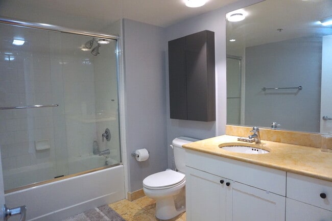 Great size bathroom - 400 Beale St