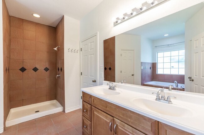 Building Photo - 3310 Silver Oaks Dr