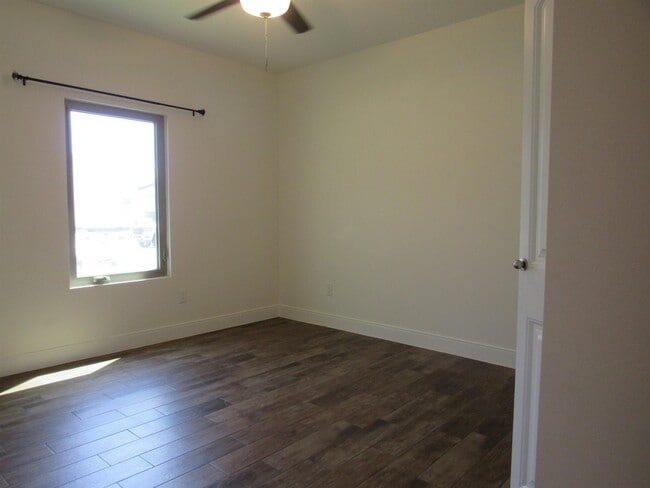 Building Photo - 2419 Messi St