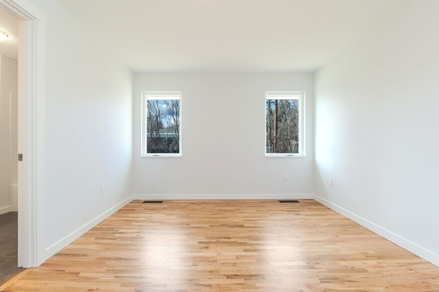 Building Photo - Beautifully Redesigned Home in Quiet Neighborhood
