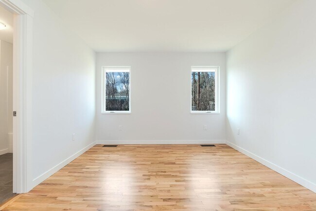 Building Photo - Beautifully Redesigned Home in Quiet Neighborhood