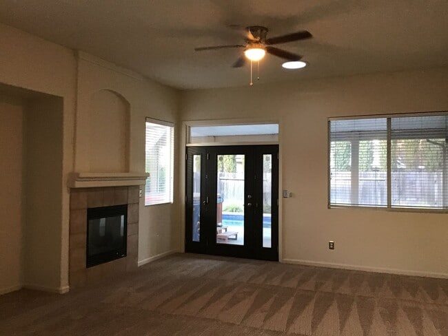 Building Photo - Woodcreek Oaks area home with pool