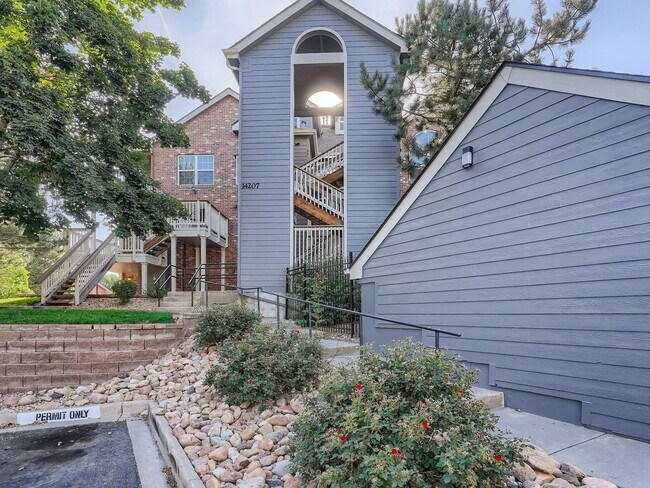 Building Photo - Stunning 2 Bedroom 2 Bathroom condo In Aurora with a garage!
