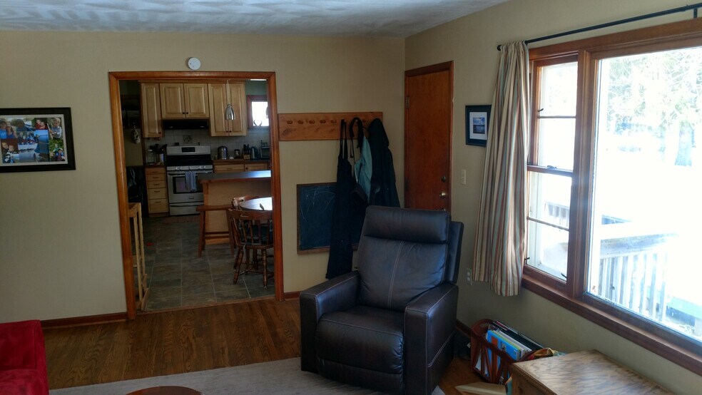 living - 419 E King Rd