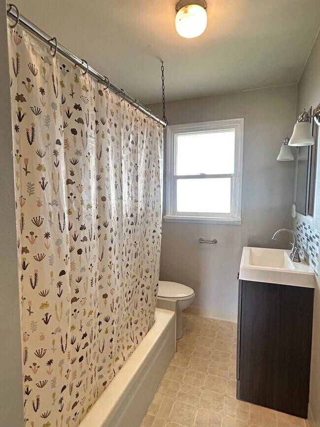 Building Photo - PL001-1504/ 1506 NW Vine St-Zachary