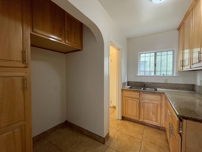 Interior Photo - 1450 W 39th St