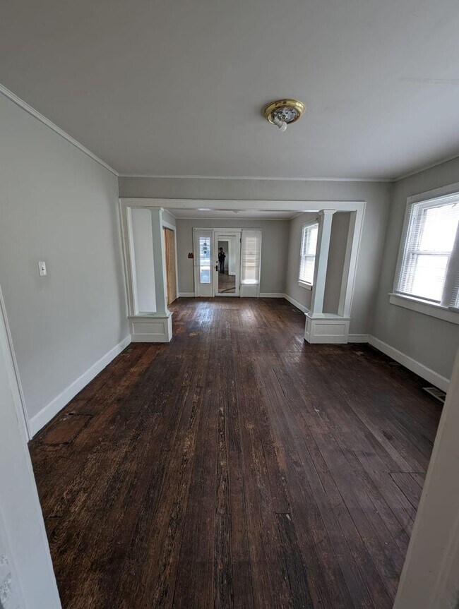 Building Photo - Spacious 2 bedroom 1 bath Home\