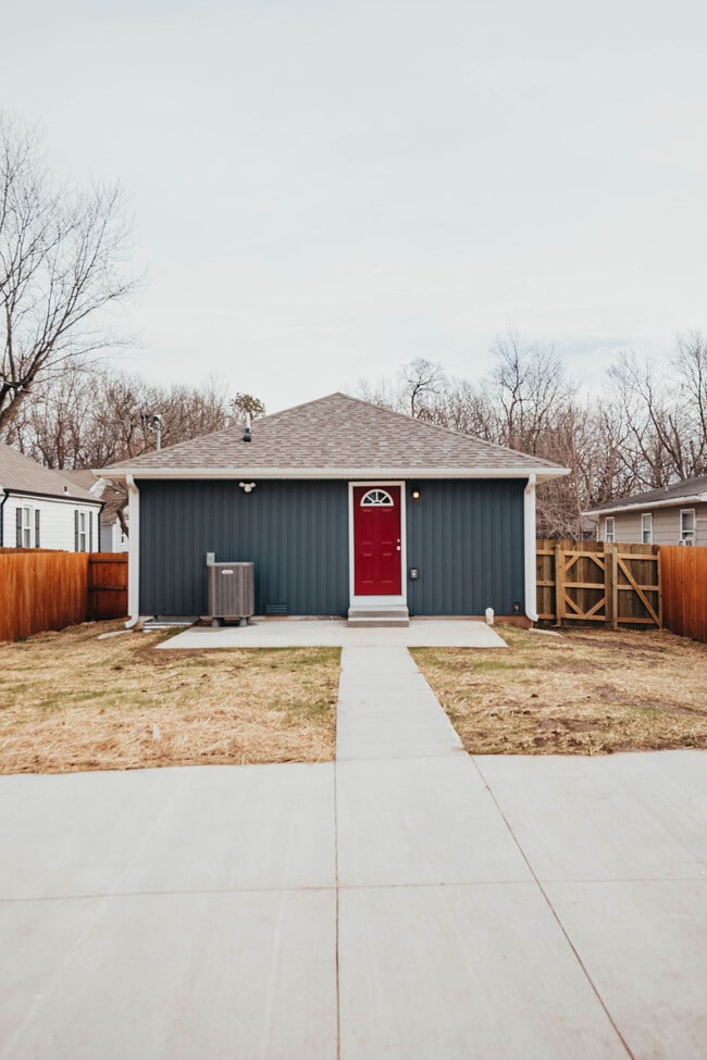 Building Photo - 1337 S Florence Ave