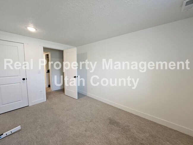 Building Photo - 986 E 1300 S