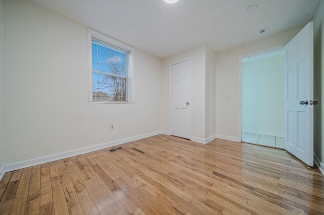 Building Photo - Spacious & Newly Renovated 5-Bedroom Home Available May 9!