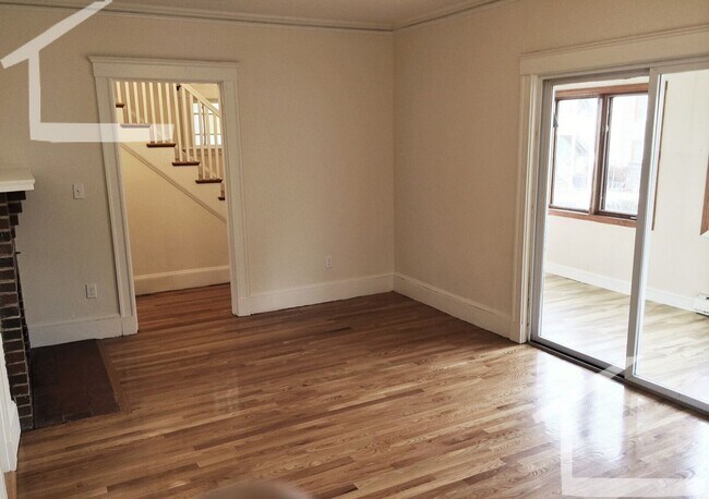 Building Photo - Rare Single Family 4BR/3BA w/laundry, parking, yard! 9/1