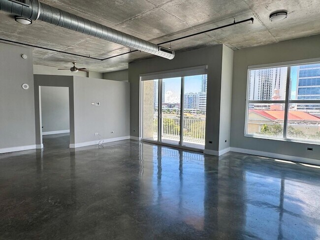 Building Photo - 313 NE 2nd St