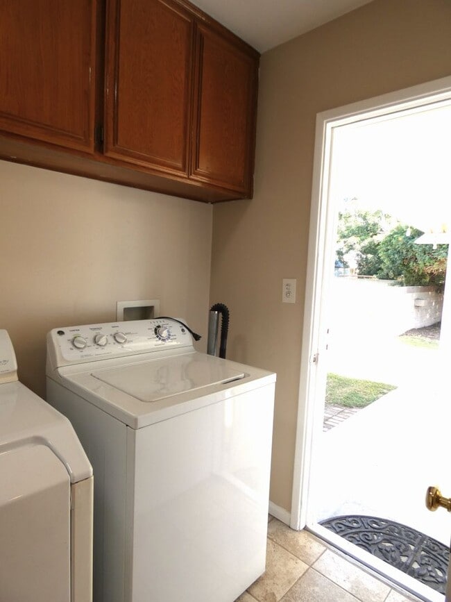 Building Photo - *Available NOW  in Lakewood!*