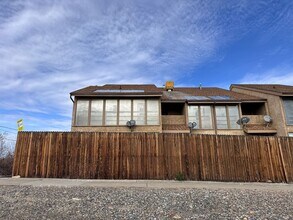 Building Photo - Sunny and Cute 2 Story, 2Bed, 1.5Bath Townhouse in Grand Junction!!!!