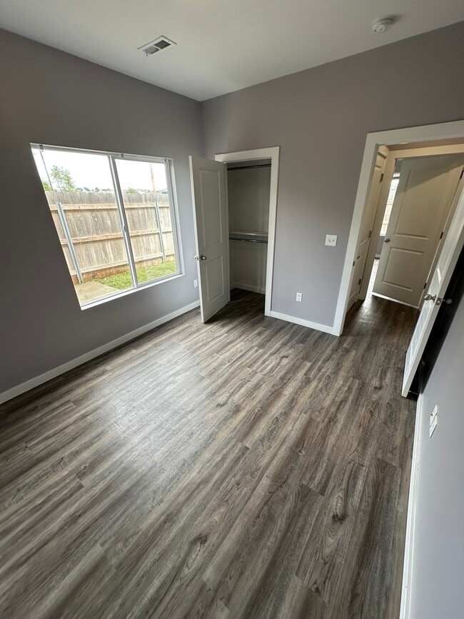 Building Photo - 1438 Azena St