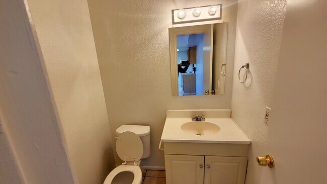 Building Photo - AFFORDABLE UNIT ON THE PHOENIX/TEMPE BORDER!