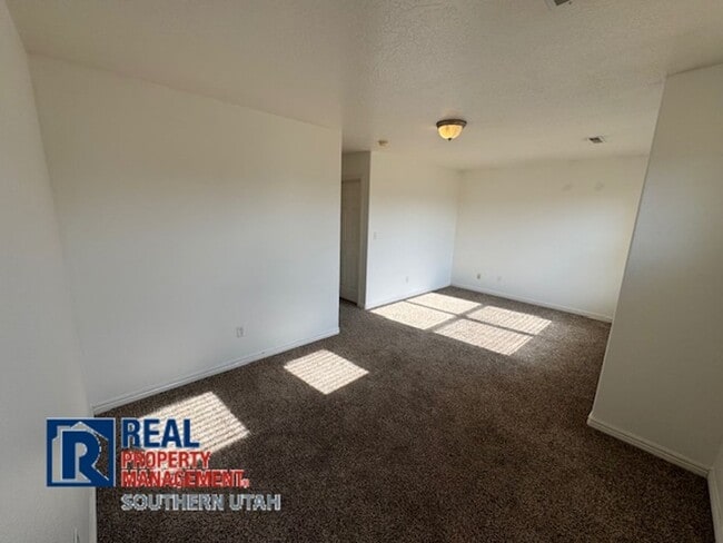 Building Photo - Spacious Townhome in Hidden Valley