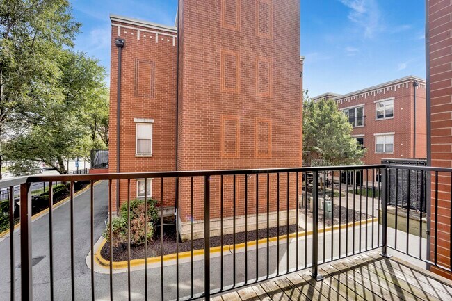 Building Photo - 2503 S Calumet Ave