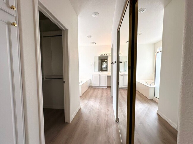 Building Photo - 4684 Riva De Romanza St