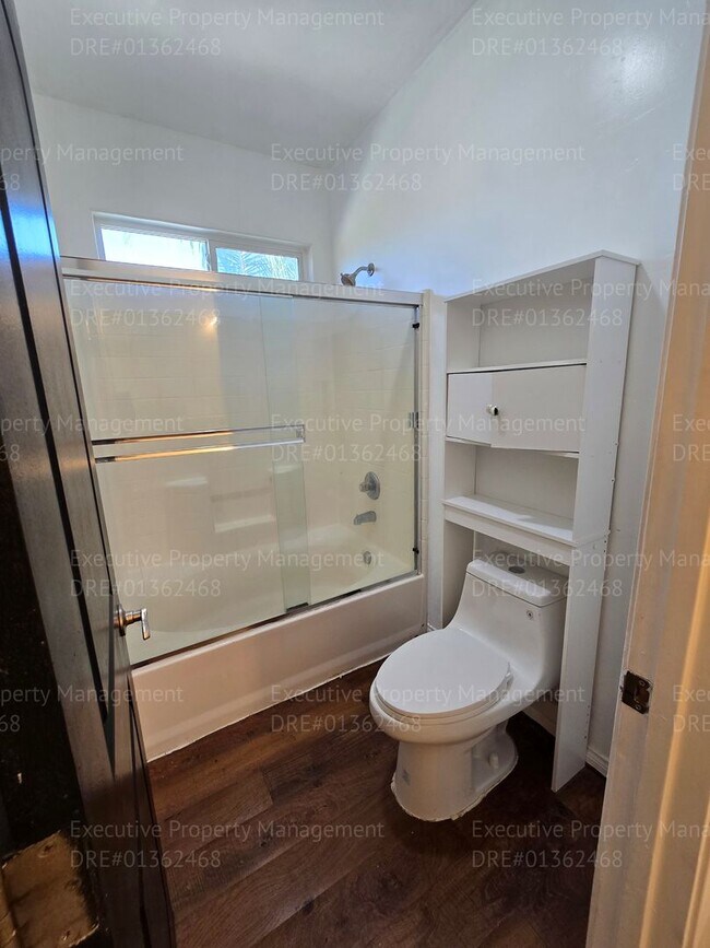 Building Photo - 3 bedroom/ 2.5 bathroom 2 story home.