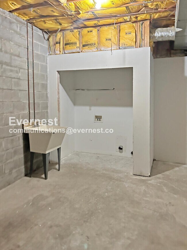 Building Photo - 3 Bed/2.5 Bath Home with Garage / Pet-Friendly / Vouchers Accepted /Available Now!