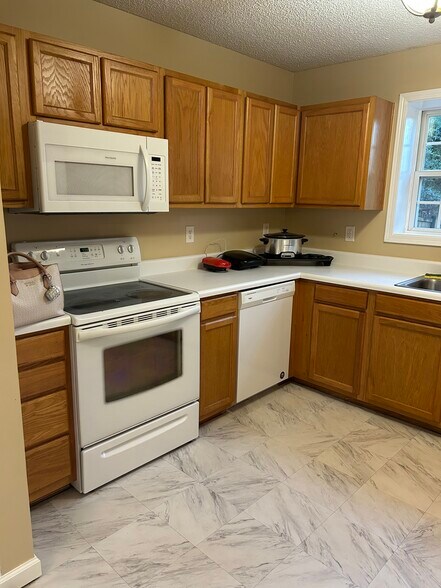 Building Photo - 100 Glenlea Ln