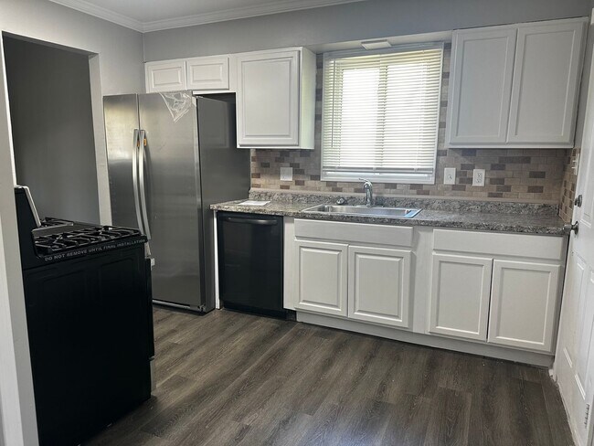 Building Photo - 3 BEDROOM HOME IN WARREN