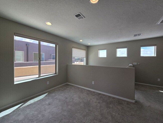 Building Photo - Modern Santa Fe Townhome