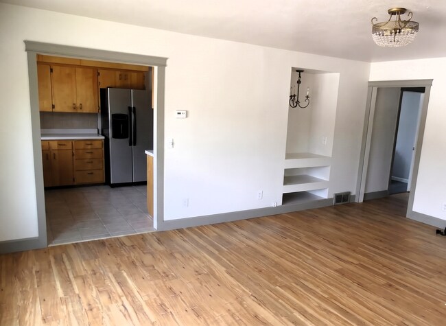Building Photo - Thomas Duplex