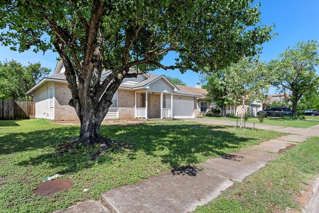 Building Photo - 1207 York Castle Dr