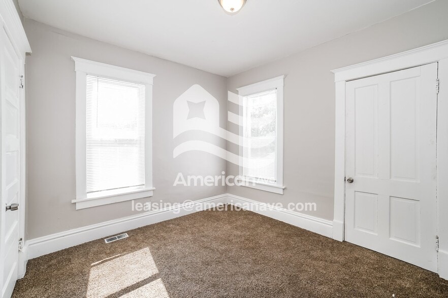 Building Photo - 419 E Maywood Ave
