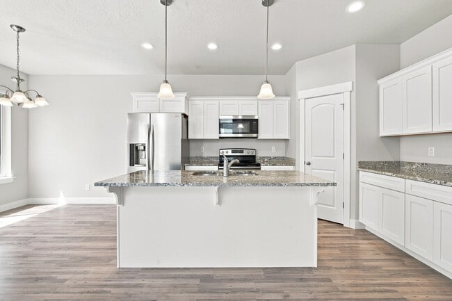 Building Photo - Great 3 Bed 3.5 Bath Townhome in Bluffdale!!