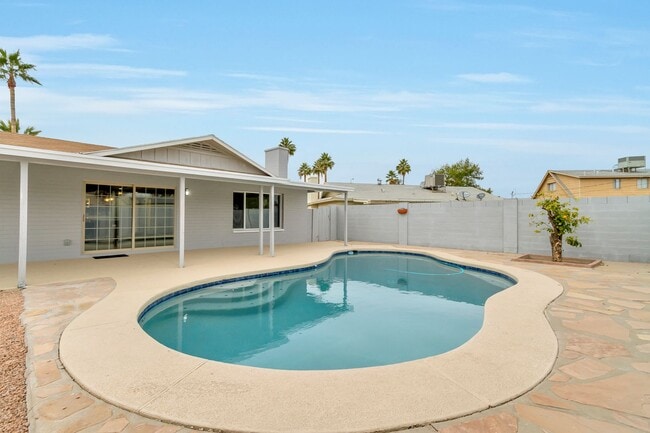 Building Photo - Prime ASU-Area Property: 6-Bedroom Pool Home with 2-Car Garage