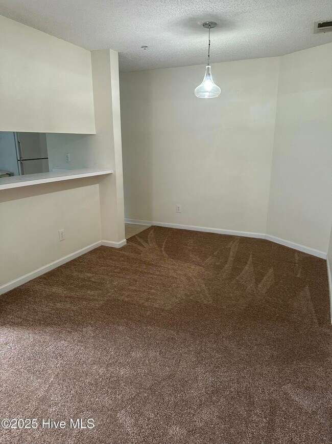 Building Photo - 705 Summertime Ln