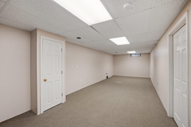 Building Photo - 131 Forest Hill Way