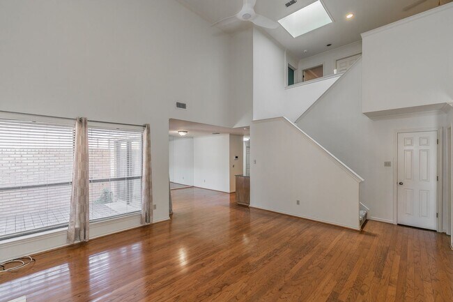 Building Photo - BEAUTIFUL and SPACIOUS Townhome in Ideal L...