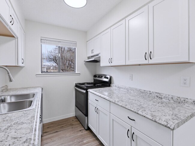 Building Photo - Modern 2 Bed, 1 Bath apartment, close to shopping.