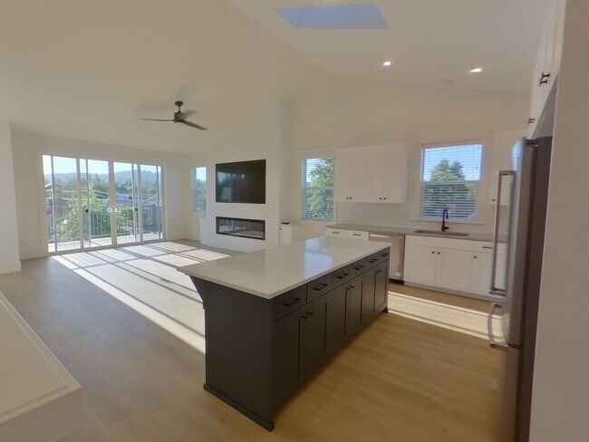 Building Photo - Beautiful 6 bedroom Campus Home!