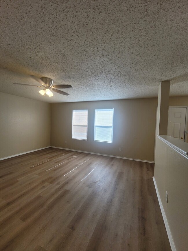 Building Photo - Very Spacious 4/2.5 in Parkview Hills & Ea...