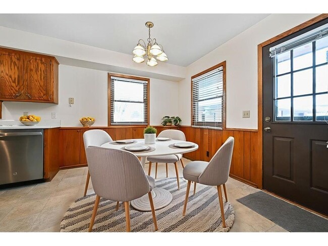 Building Photo - 10517 Quebec Ave N