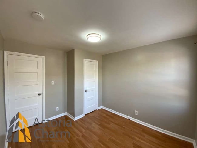 Building Photo - 3 Bed with Finished Basement, Skylight Bath, and Private Yard