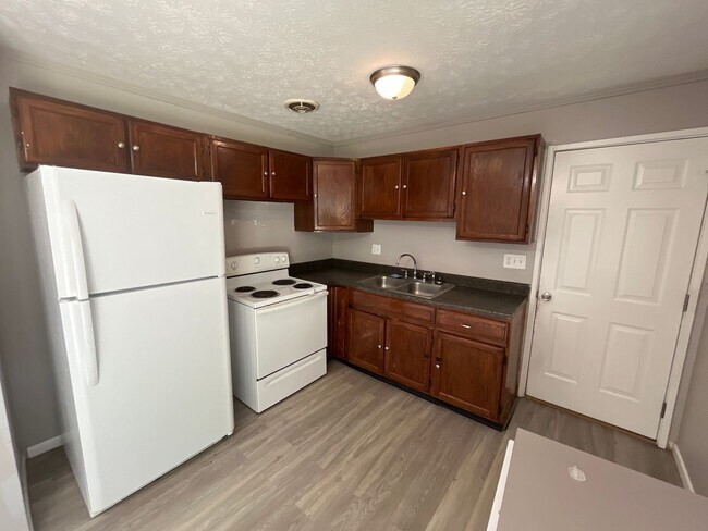 Building Photo - 3 Bedroom 1.5 Bathroom Single Family Home ...