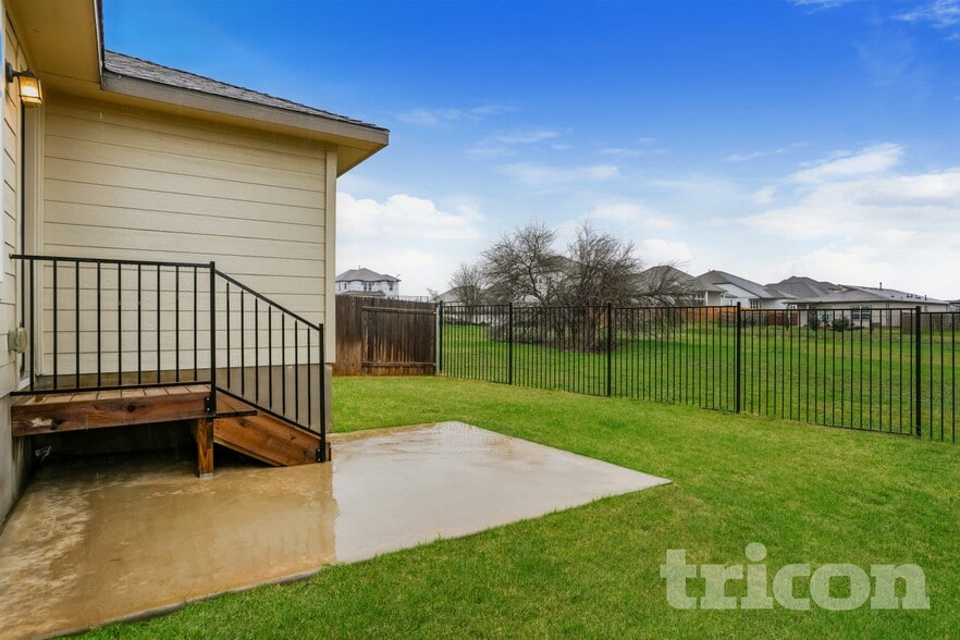 Building Photo - 5300 Saddle Clb Dr